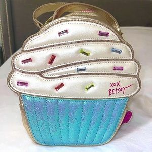 Betsey Johnson Cupcake lunchbox gold kawaii